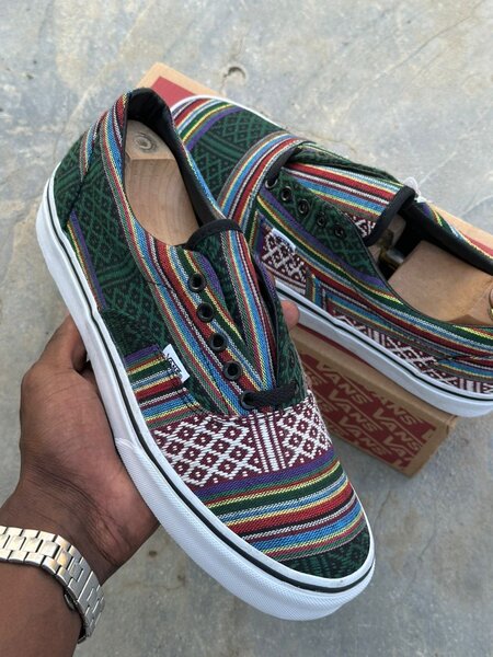 Baskets ethniques colorées