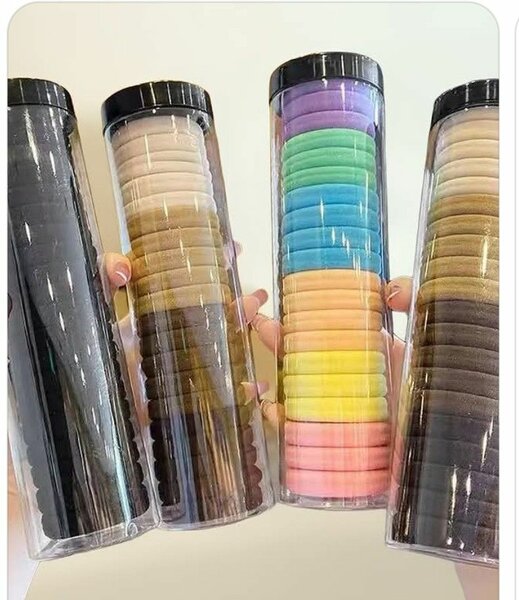Une boîte élastiques à cheveux