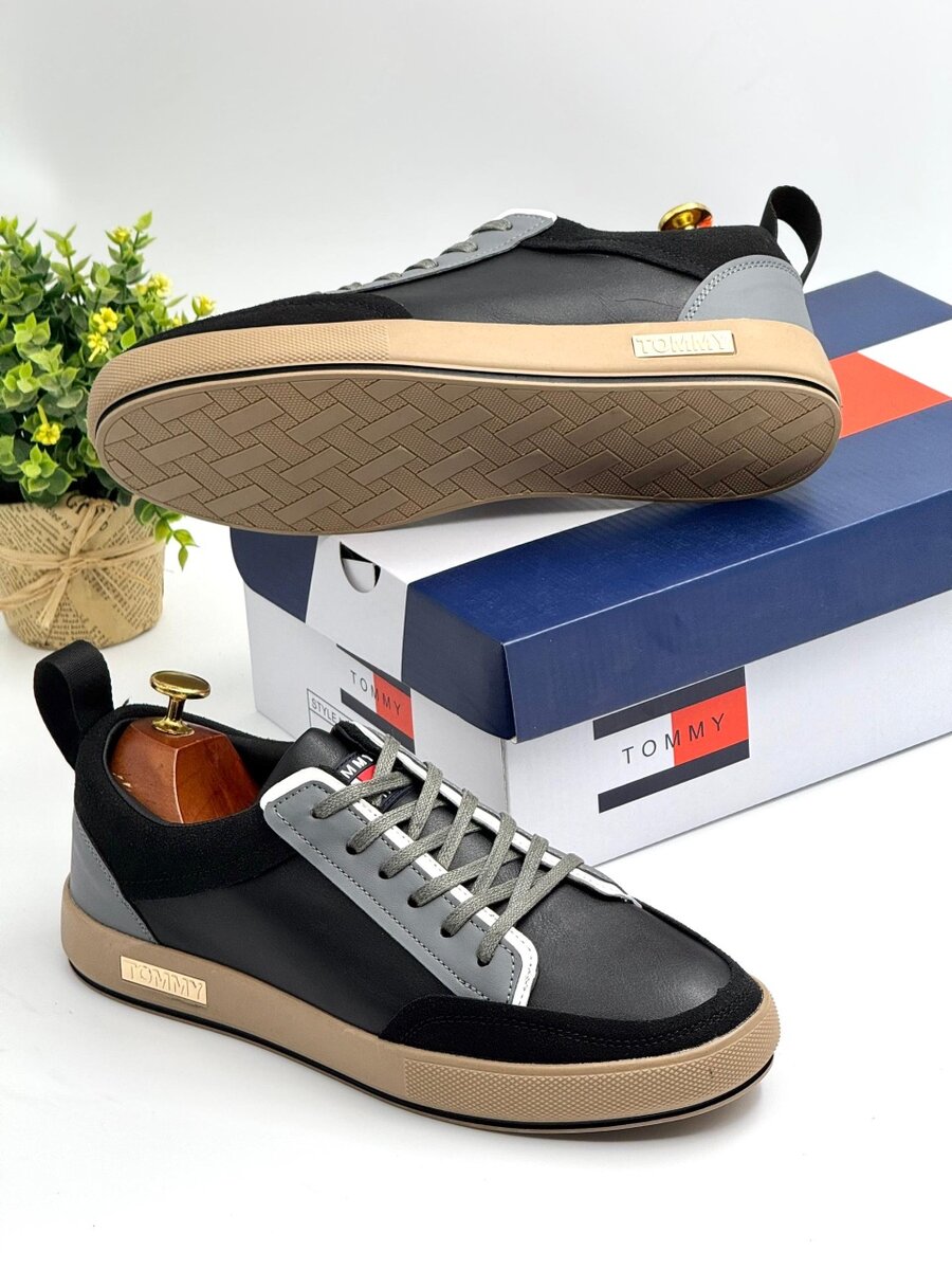 TOMMY HILFIGER GREY AND BLACK