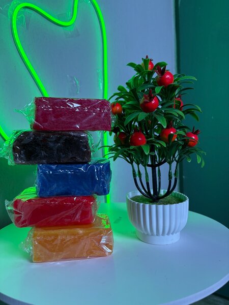 Savon artisanal coloré