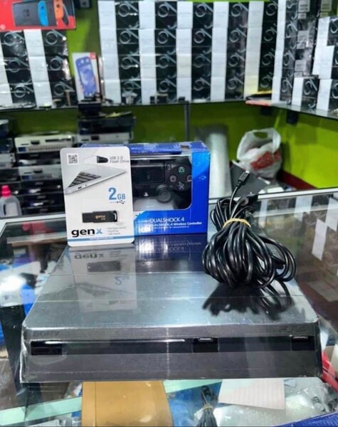 Console PS4 avec Manette et Clé USB