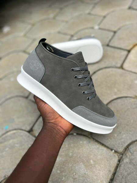 Chaussures en daim grises élégantes