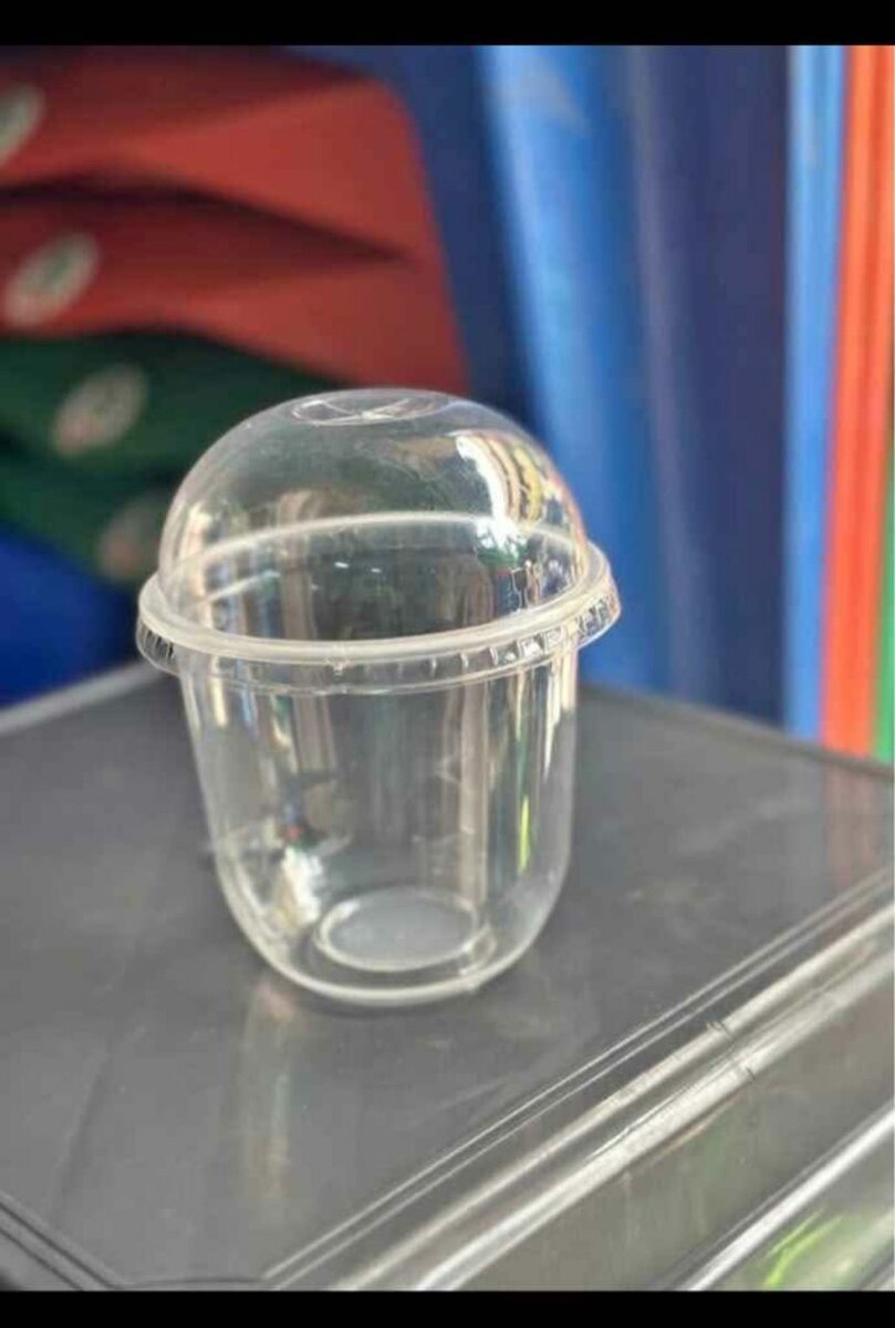 Petit gobelet plastique transparent