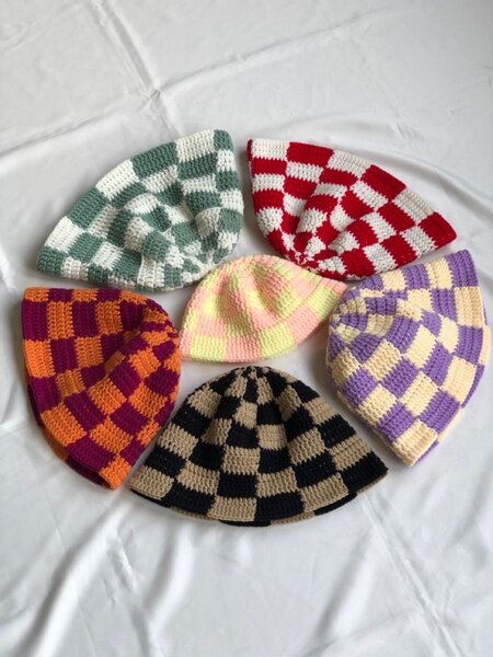 Chapeaux en crochet à carreaux
