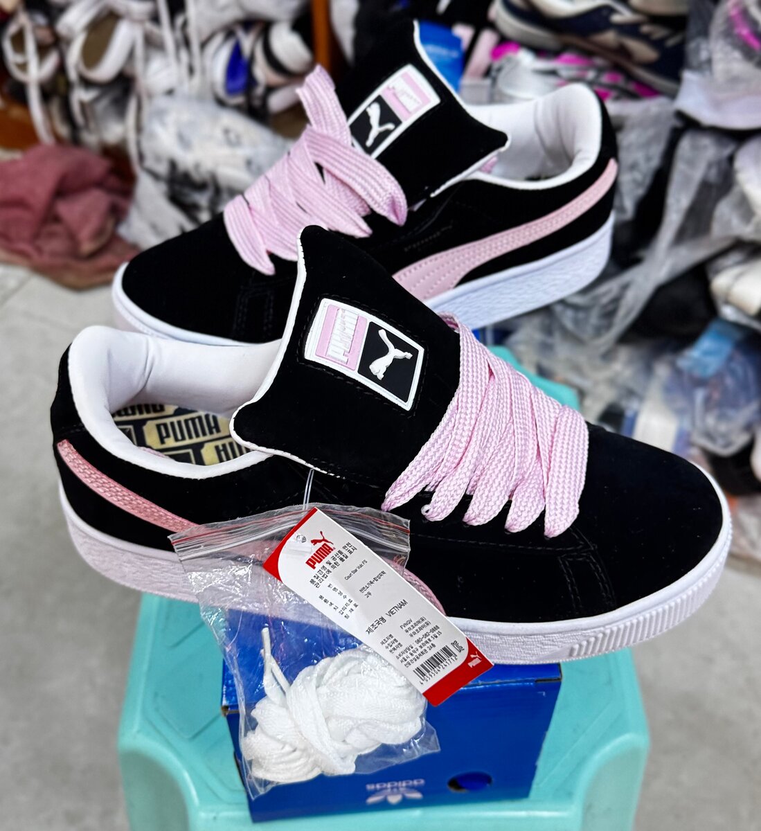 Chaussures Puma Suede noir et rose
