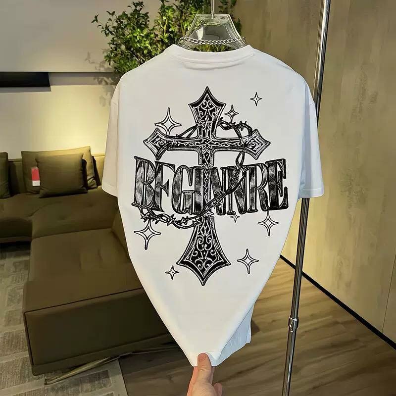 T-shirt Gothique avec Croix