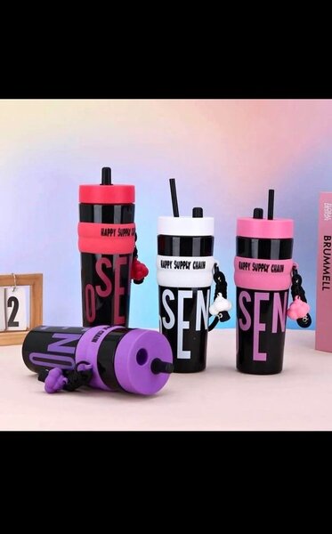 Gobelets colorés avec paille