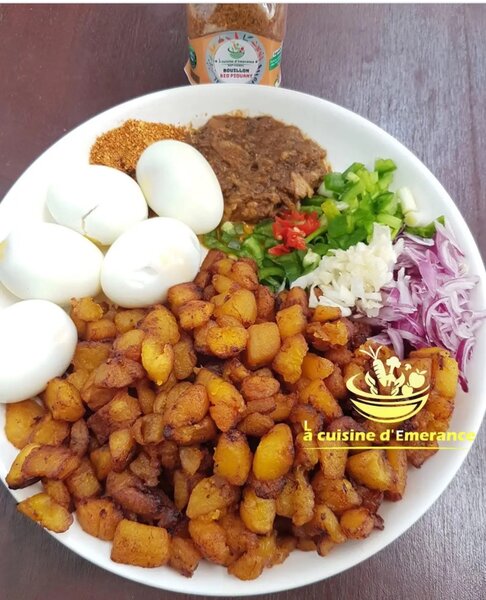 Alloco avec œufs et sauce