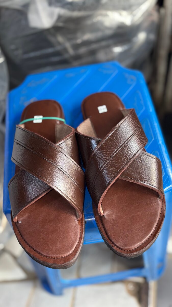 Sandales en cuir marron élégantes