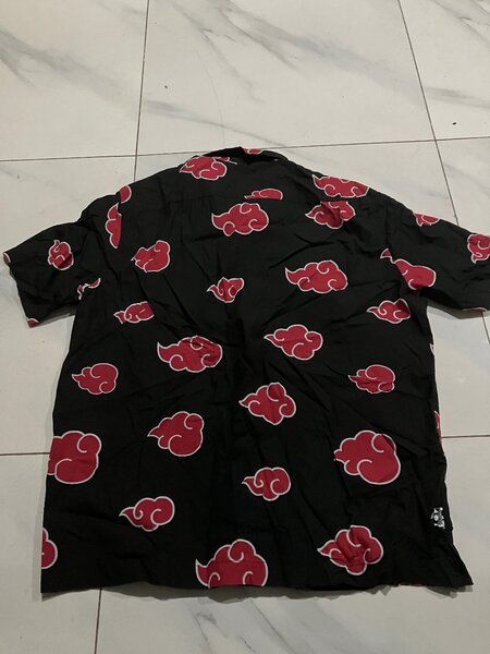 Chemise noire motif nuage rouge