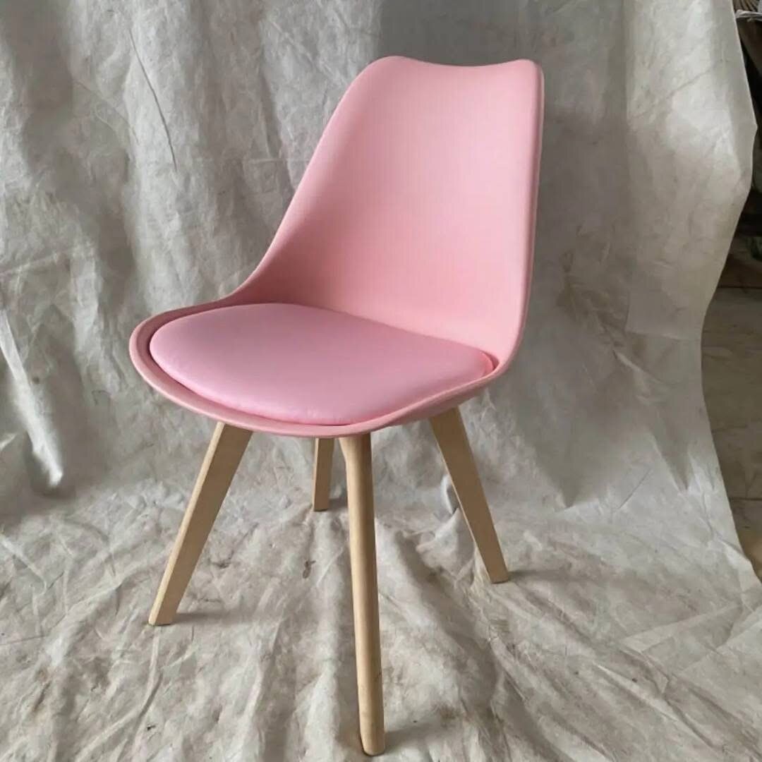 Chaise design en plastique et bois