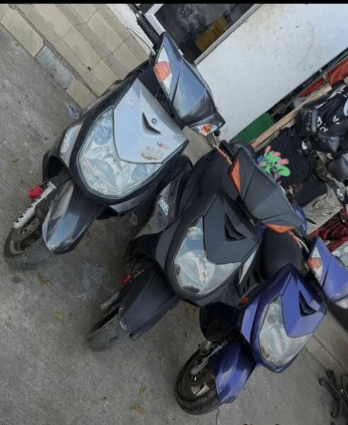 Scooter Yamaha noir et bleu