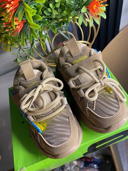 Kids sneakers size 26