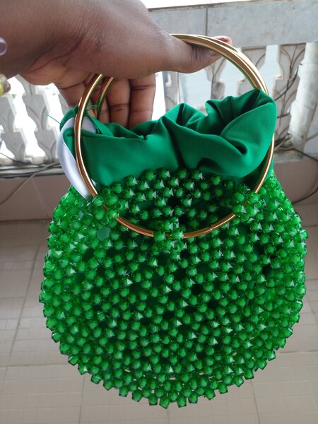 Sac à main perlé vert élégant