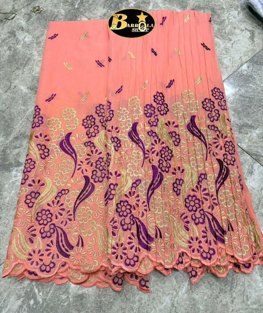 Tissu brodé floral élégant