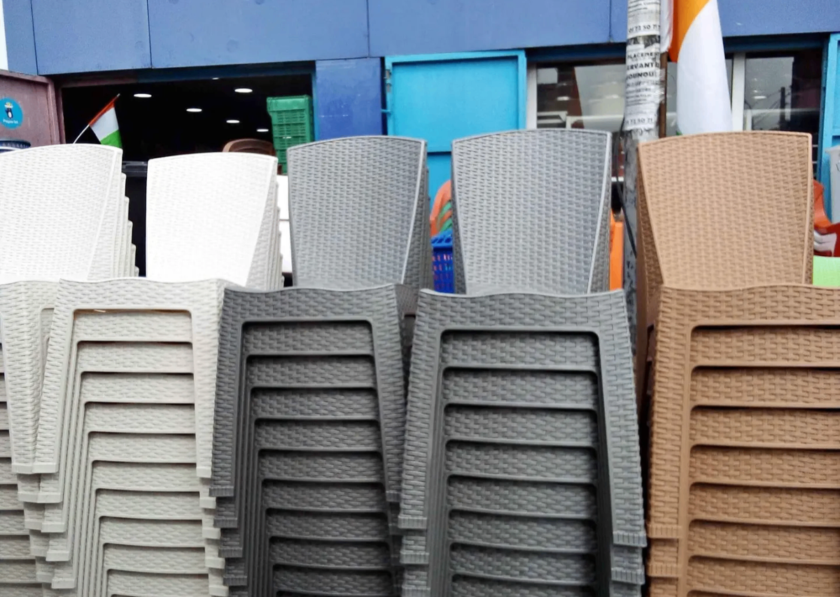 Chaises empilables en plastique