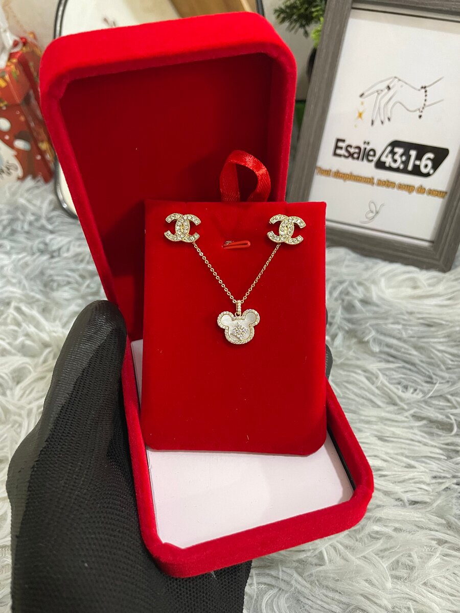 Collier et Boucles Femme Élégants