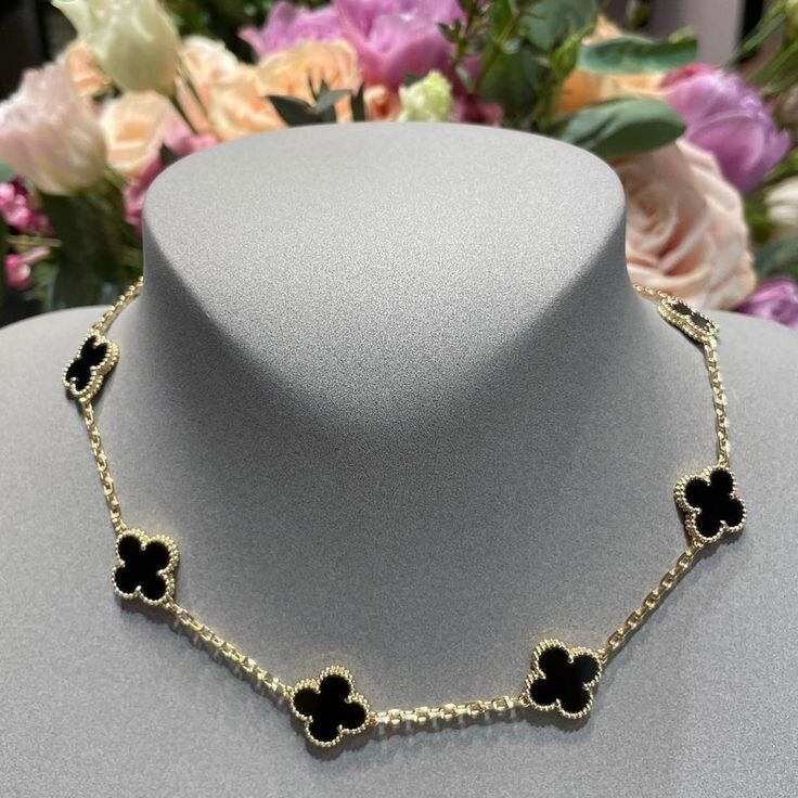 Collier en or avec fleurs de trèfle