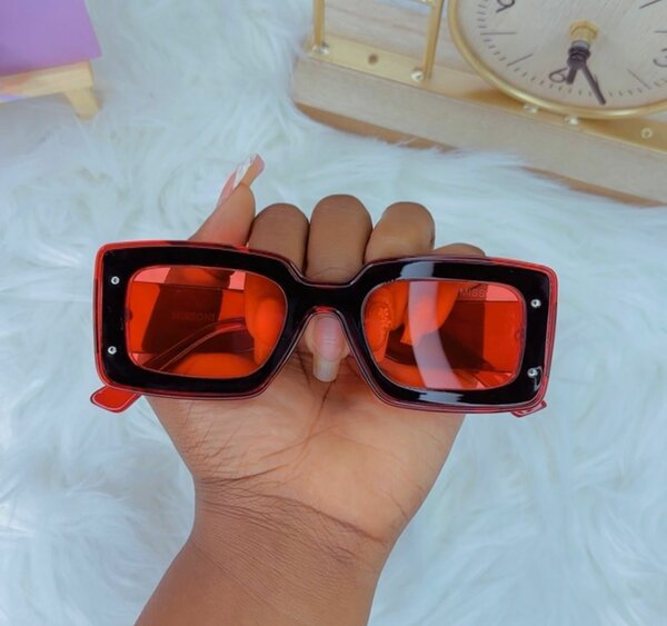 Lunettes de soleil rétro rouges