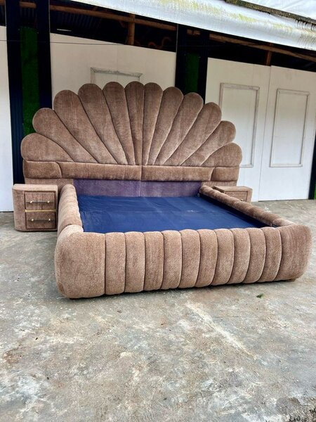 Lit double marron avec chevet