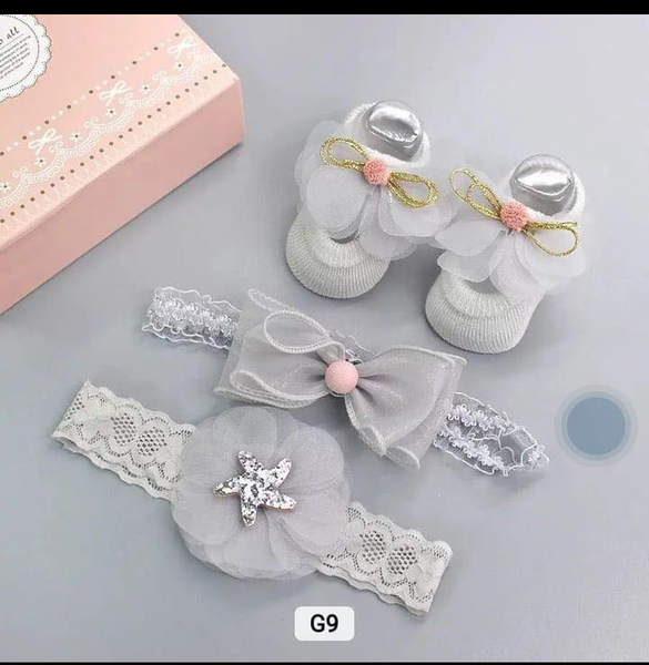 bottes gris et 2 ceintures avec des boucles d'arc