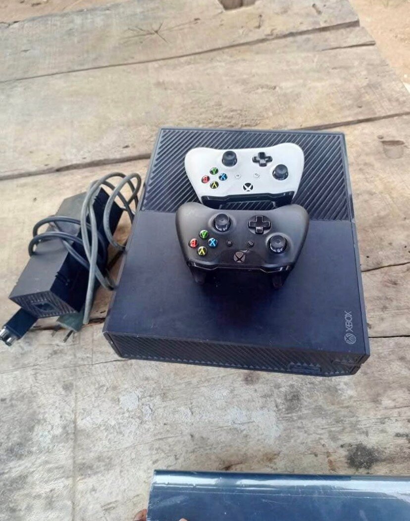 Console Xbox One avec manettes