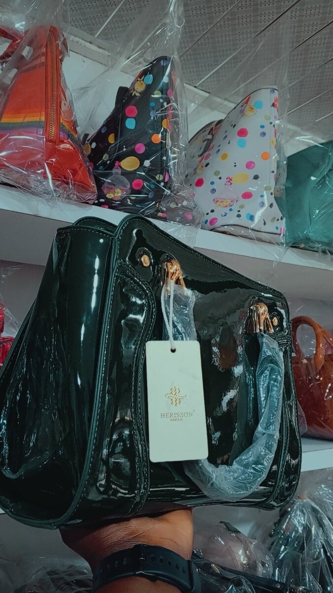 Sac à main en cuir verni