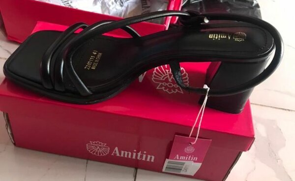 Sandales à talons noires élégantes