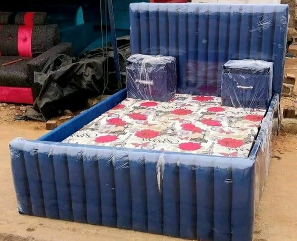 Lit double capitonné avec matelas et chevets