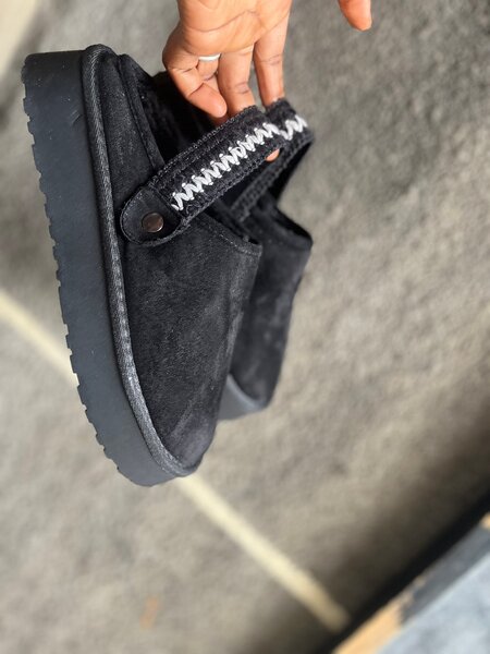 Bottes UGG en cuir noir pour femme