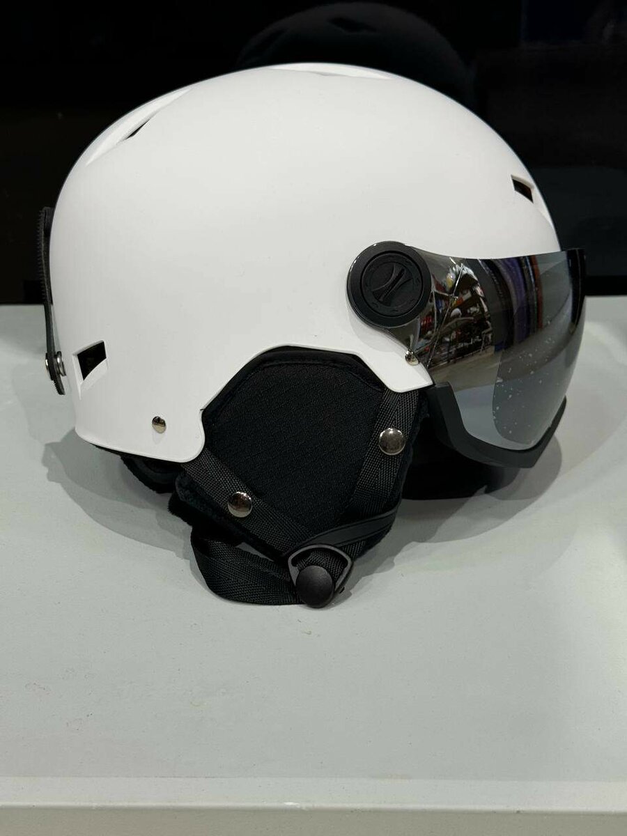 Лыжный шлем с визором, без визора