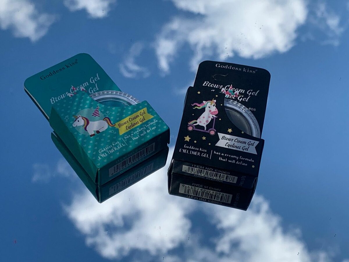 Eyeshadow and eyebrow gel