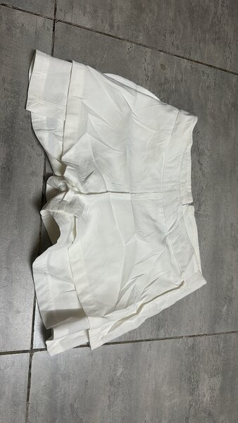 Short en lin blanc élégant