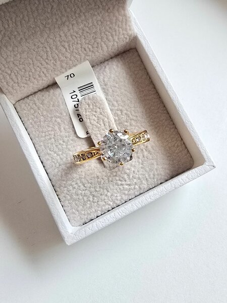 Elegant Gold Engagement Ring