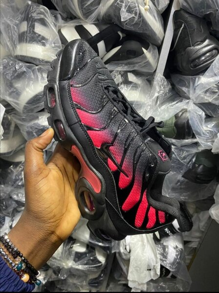 Chaussures de sport rouges et noires