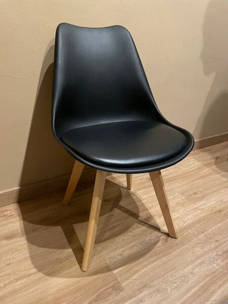 2 chaises tulipes en bois doux