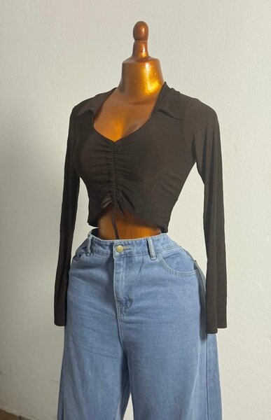 Top noir froncé chic