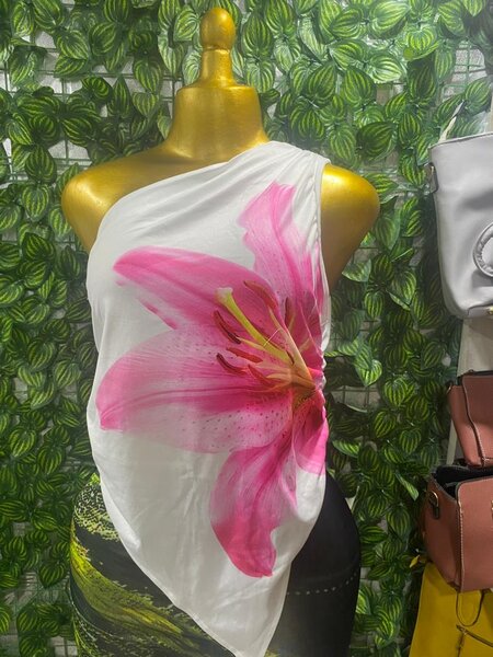 Top asymétrique à fleur rose