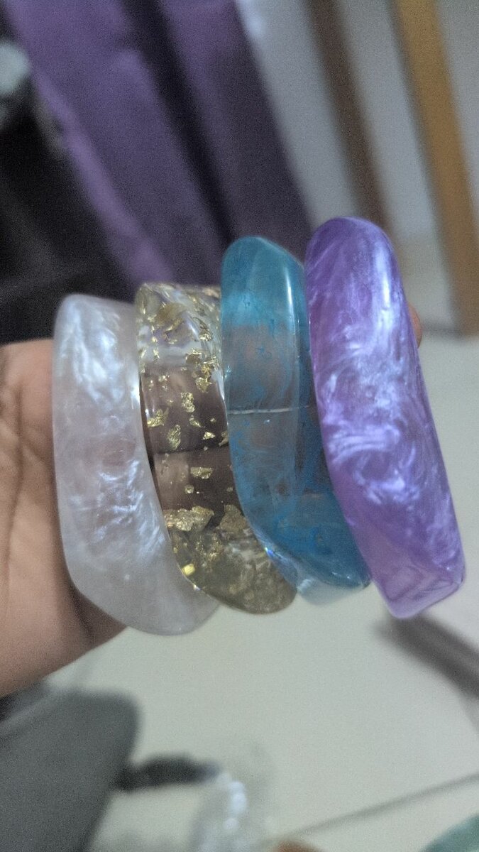 Bracelets en résine colorée