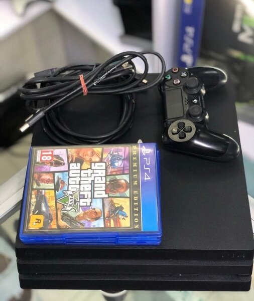 Console PS4 avec manette et GTA V