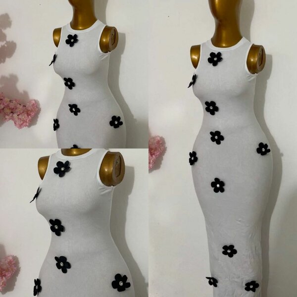 Robe moulante blanche fleurie