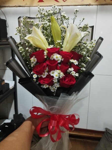 Bouquet de roses et lys élégant