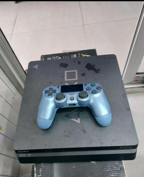 Console PS4 Sony avec manette