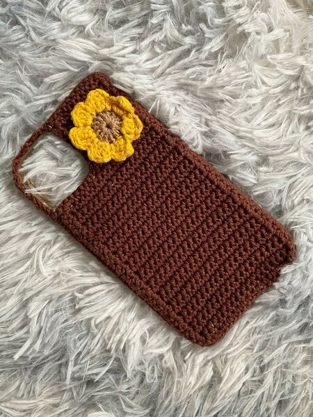 Coque en crochet avec fleur