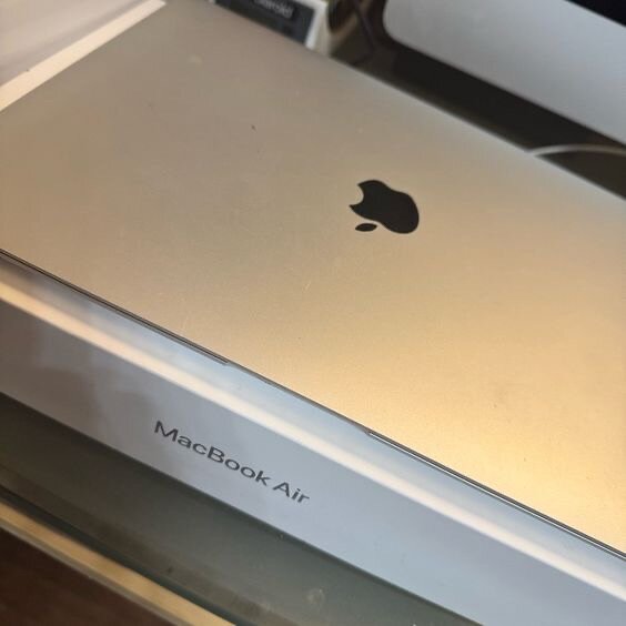 Apple computer laptop