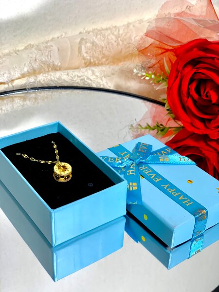Colliers élégants en boîte cadeau