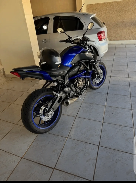 Moto Yamaha bleu métallisé