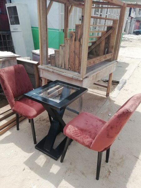 Table et chaises en métal noir