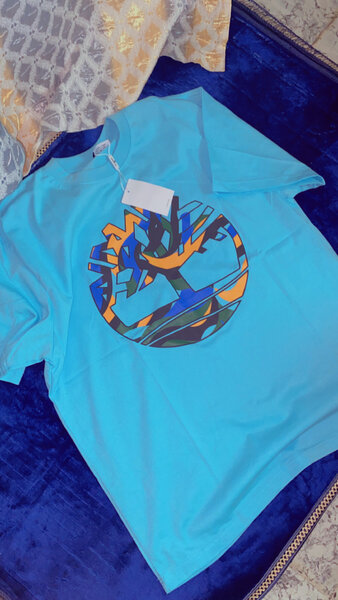 T-shirt bleu graphique