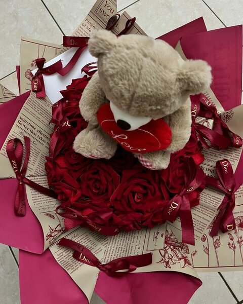 Bouquet de roses rouges avec ours en peluche